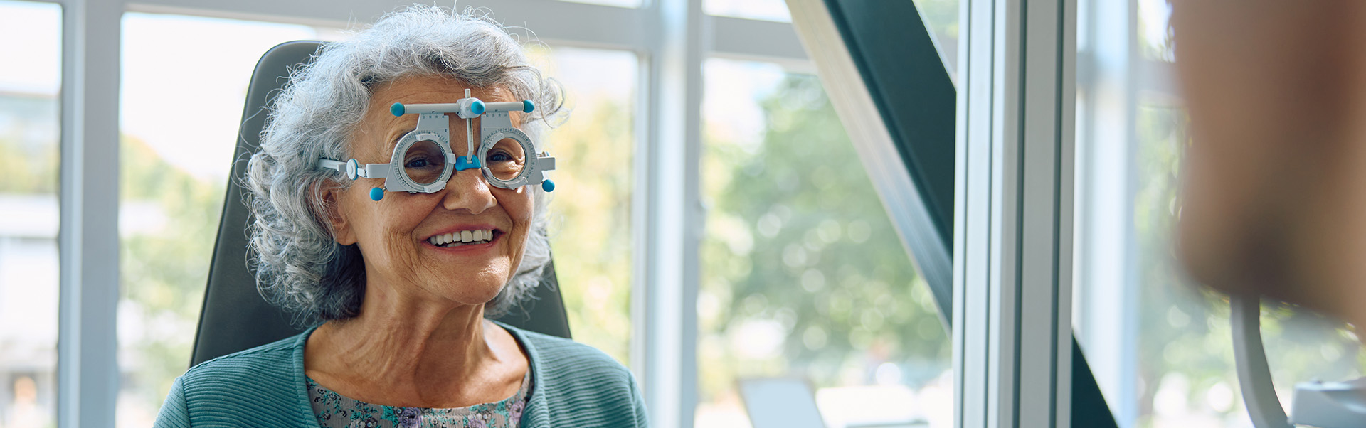 femme senior chez un opticien